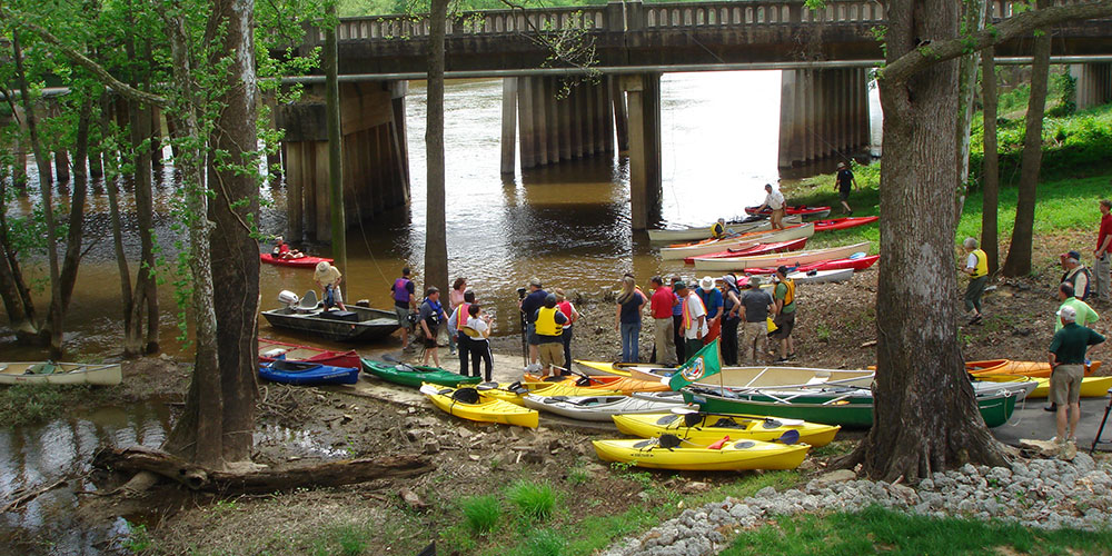 Preparing to paddle the Neuse from Kinston | Photo © Lucy Marston